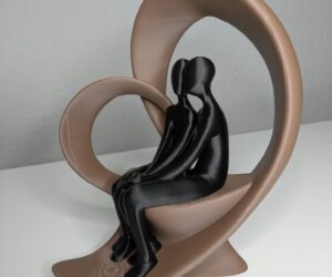 Paar Skulptur ‚Quiet Love‘ im Herzbogen-Design, zwei sitzende Figuren, moderne romantische Deko - 3dcreatelab.de