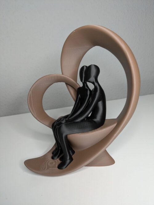 Paar Skulptur ‚Quiet Love‘ im Herzbogen-Design, zwei sitzende Figuren, moderne romantische Deko - 3dcreatelab.de