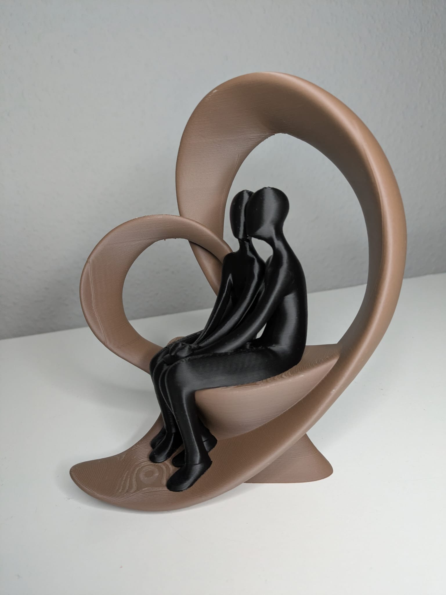 Paar Skulptur ‚Quiet Love‘ im Herzbogen-Design, zwei sitzende Figuren, moderne romantische Deko - 3dcreatelab.de