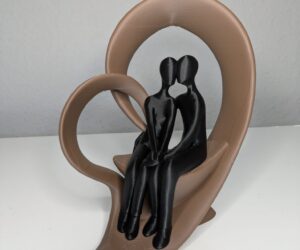 Paar Skulptur ‚Quiet Love‘ im Herzbogen-Design, zwei sitzende Figuren, moderne romantische Deko - 3dcreatelab.de
