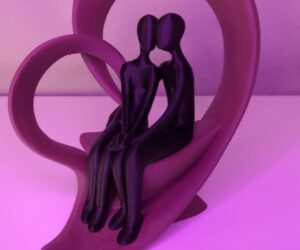 Paar Skulptur ‚Quiet Love‘ im Herzbogen-Design, zwei sitzende Figuren, moderne romantische Deko - 3dcreatelab.de