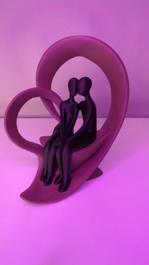 Paar Skulptur ‚Quiet Love‘ im Herzbogen-Design, zwei sitzende Figuren, moderne romantische Deko - 3dcreatelab.de