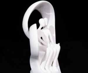 Paar Skulptur ‚Quiet Love‘ im Herzbogen-Design, zwei sitzende Figuren, moderne romantische Deko - 3dcreatelab.de