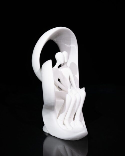 Paar Skulptur ‚Quiet Love‘ im Herzbogen-Design, zwei sitzende Figuren, moderne romantische Deko - 3dcreatelab.de