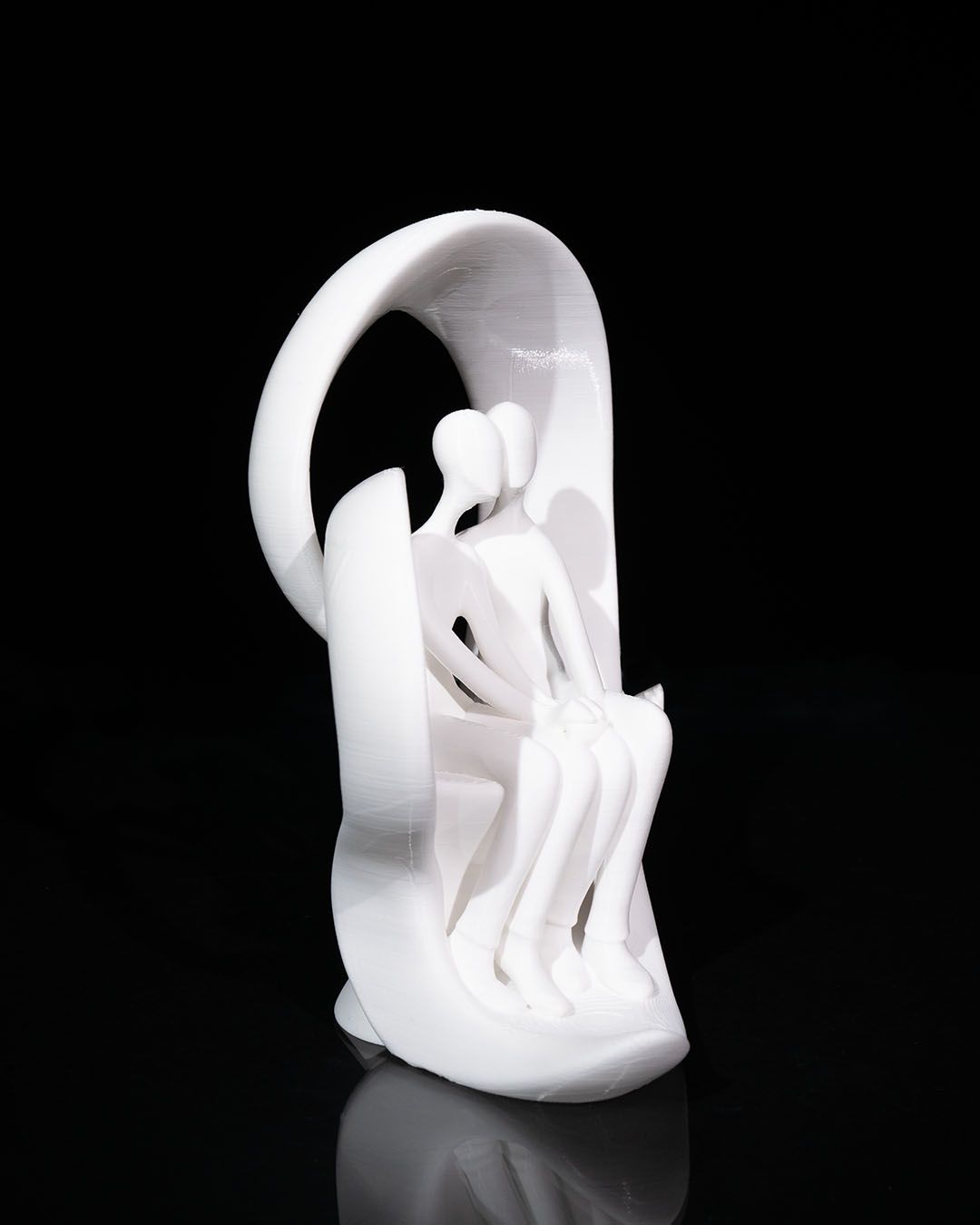 Paar Skulptur ‚Quiet Love‘ im Herzbogen-Design, zwei sitzende Figuren, moderne romantische Deko - 3dcreatelab.de