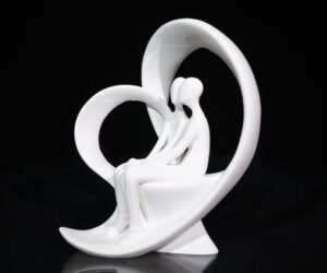 Paar Skulptur ‚Quiet Love‘ im Herzbogen-Design, zwei sitzende Figuren, moderne romantische Deko - 3dcreatelab.de