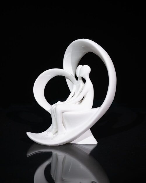 Paar Skulptur ‚Quiet Love‘ im Herzbogen-Design, zwei sitzende Figuren, moderne romantische Deko - 3dcreatelab.de