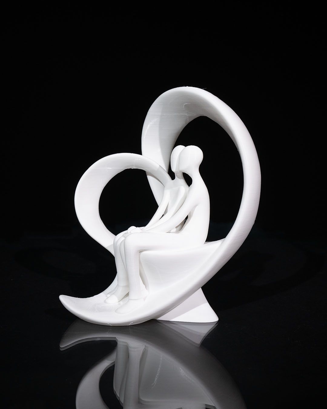 Paar Skulptur ‚Quiet Love‘ im Herzbogen-Design, zwei sitzende Figuren, moderne romantische Deko - 3dcreatelab.de