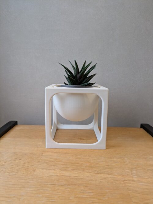 CubeSphere 120 - 3DCreatelab - Weißer 3D-gedruckter Pflanzenhalter im Würfel-Design mit schwebendem Kugel-Topf und Sukkulente